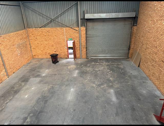 300M² WAREHOUSE TO LET IN CROWN